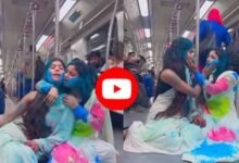 Delhi Metro Viral Video: 'बेशर्मी की सारी हदें पार...' Metro में होली खेलती लड़कियों का वीडियो वायरल