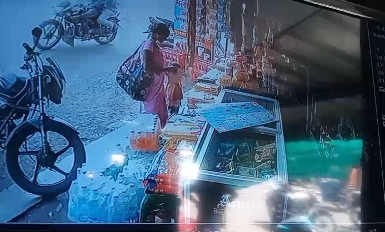 Betul Ki Khabar : मुलताई नगर के बस स्टैंड पर एक चाय की दुकान पर से पैसों से भरा पर्स हुआ चोरी, सीसीटीवी फुटेज सामने