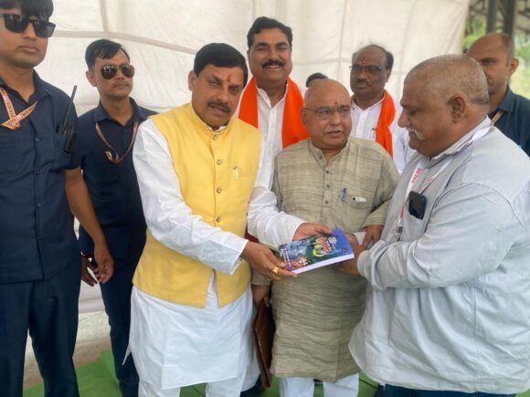 Betul Samachar : प्रदेश के मुख्यमंत्री को पुस्तक मेरा बेतूल की प्रति भेट
