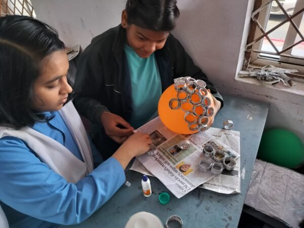 Betul News: छात्राओं ने सीखा अनुपयोगी कचरे को कैसे बनाए उपयोगी