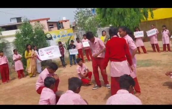 Lok Sabha Chunav: मतदान जागरूकता के लिए स्कूली बच्चों ने दी शानदार नाटक की प्रस्तुति