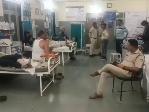 Accident News: छिंदवाड़ा से चुनाव ड्यूटी कर लौट रहे पुलिसकर्मी की पलटी बस, 21 लोग घायल