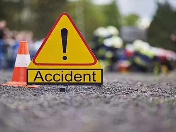 Betul Accident News: मल्हारा पंखा के पास सड़क हादसे में घायल हुए दो युवक, निजी एंबुलेंस से पहुंचाया गया सरकारी अस्पताल