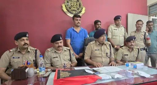 Betul Samachar: पुलिस ने ग्रामीण का भेष लेकर पकड़ा शातिर चोर, घर का ताला तोड़कर करता था जेवर और पैसों की चोरी